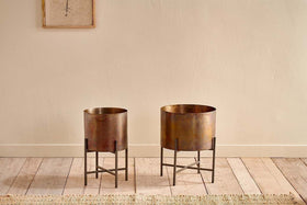 Juoni Iron Planter