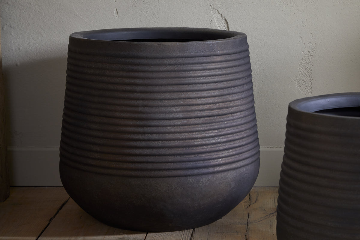 Lmaga Metal Grooved Planter - Aged Black