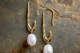 Omi White Pearl Earrings - Gold