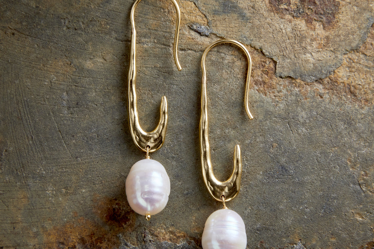 Omi White Pearl Earrings - Gold