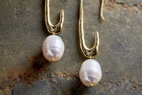 Omi White Pearl Earrings - Gold